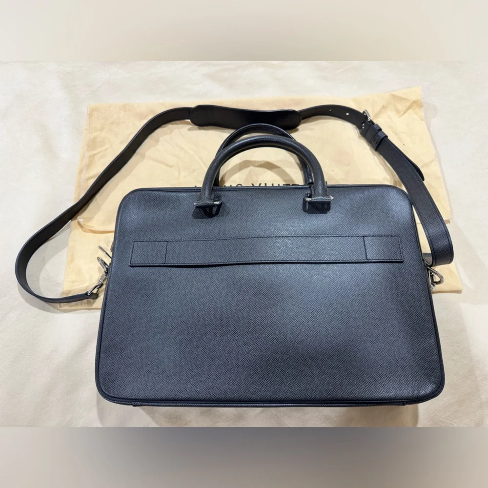 LOUIS VUITTON Taiga Porte-Documents Business MM Ardoise